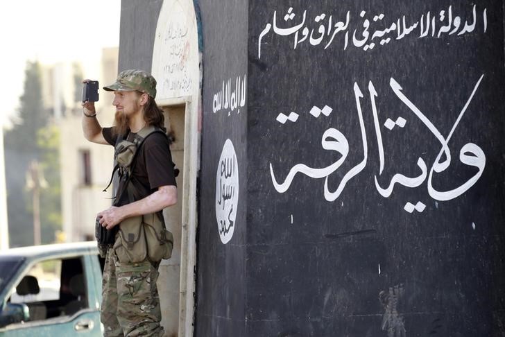 © Reuters. تنظيم الدولة الاسلامية يهدم ديرا وينقل مخطوفين مسيحيين في سوريا