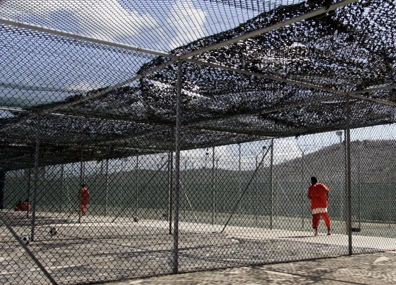 © Reuters. Pentágono busca alternativas para albergar a detenidos de Guantánamo