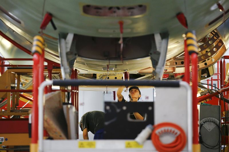 © Reuters. An employee works at the A320 family final assembly line of Airbus factory in Tianjin