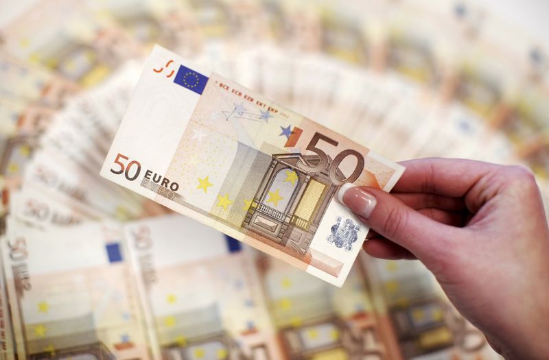 © Reuters. File photo of an employee showing fifty-euro notes in a bank in Sarajevo