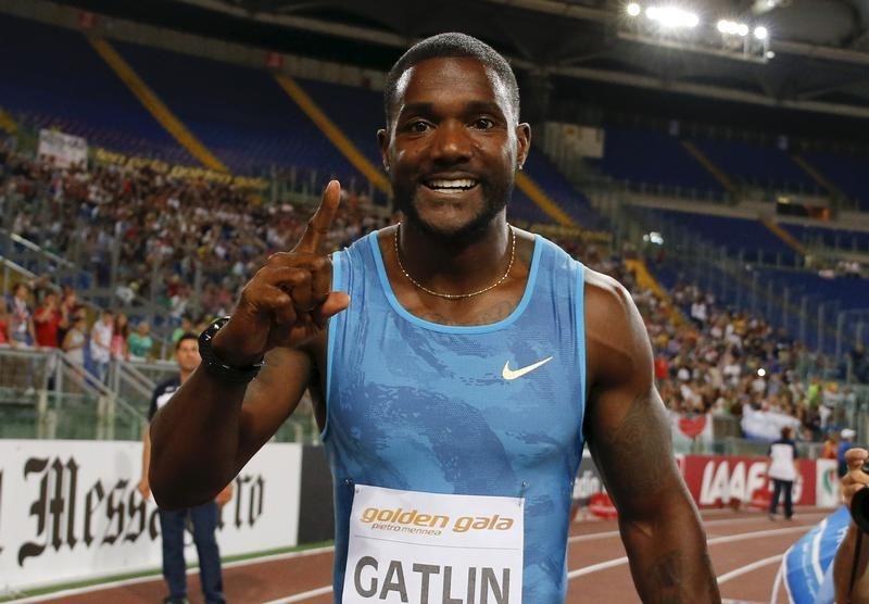 © Reuters. Gatlin from the U.S. celebrates after winning the men's 100 meters event during the Golden Gala IAAF Diamond League at the Olympic stadium in Rome