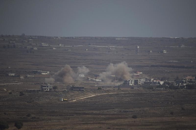 © Reuters. الجيش السوري يقول إن جنديا قتل في ضربة إسرائيلية لقاعدة بالجولان