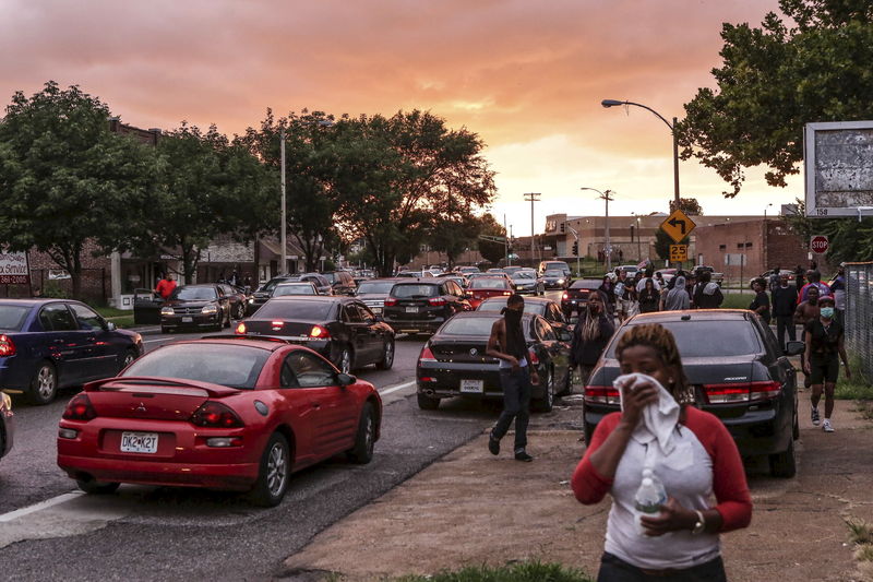 © Reuters. عضو بلدية سانت لويس: الشائعات المغلوطة غذت الاحتجاجات إثر إطلاق النار