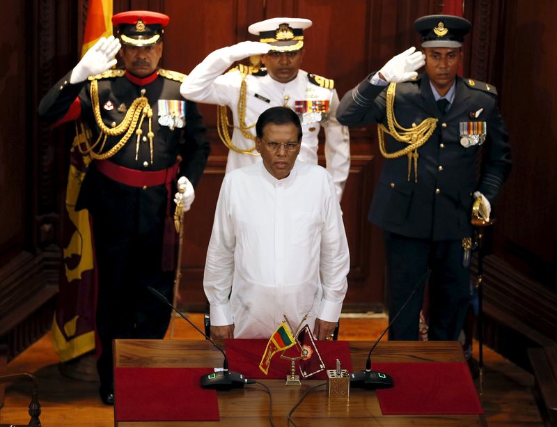 © Reuters. ويكرمسينغ يؤدي اليمين الدستورية رئيسا لوزراء سريلانكا