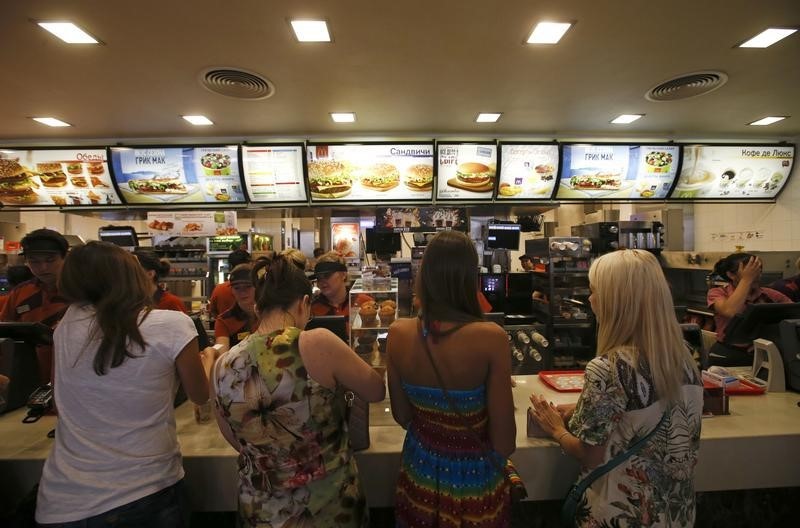 © Reuters. Customers visit a McDonald's restaurant in Moscow