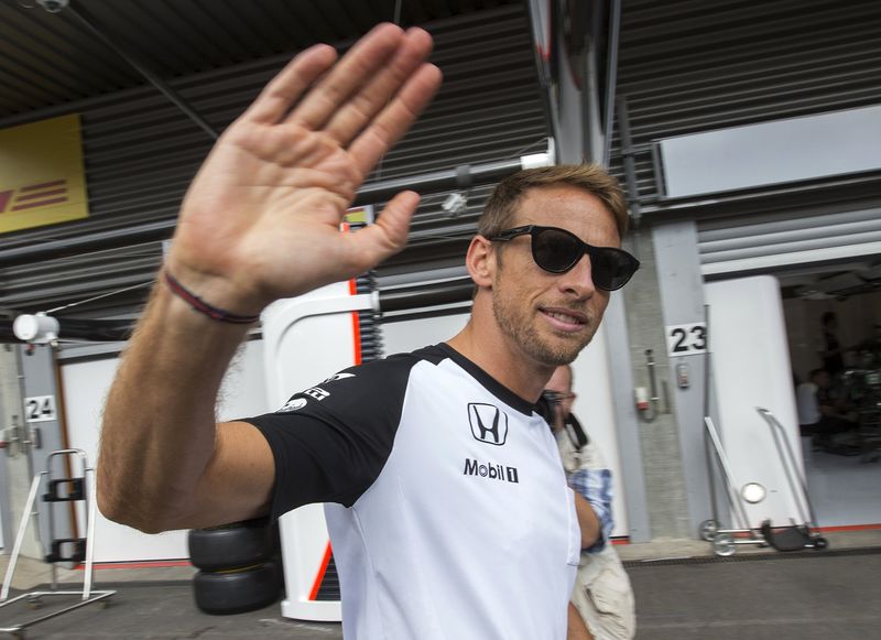 © Reuters. Jenson Button incrementa medidas de seguridad después de robo 