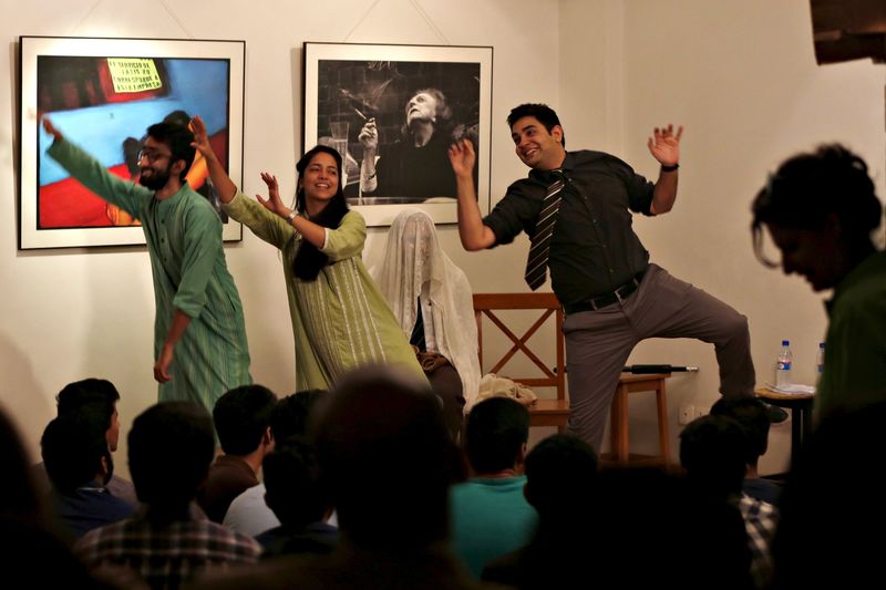 © Reuters. Stand-up comedian Shehzad Ghias Shaikh along with his troupe performs during a show at The Second Floor (T2F) a community space for open dialogue, in Karachi