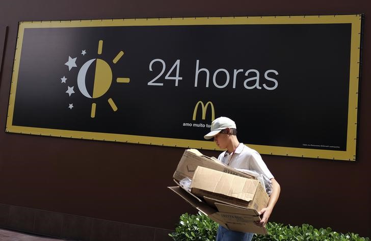 © Reuters. Funcionário carregando caixas em filial do McDonald's em São Paulo