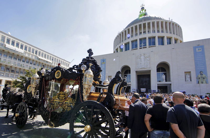 © Reuters. An ornate hearse pulled by six, black-plumed horses, carries the body of Vittorio Casamonica to a Roman Catholic basilica in the Rome suburbs, where the funeral mass was celebrated