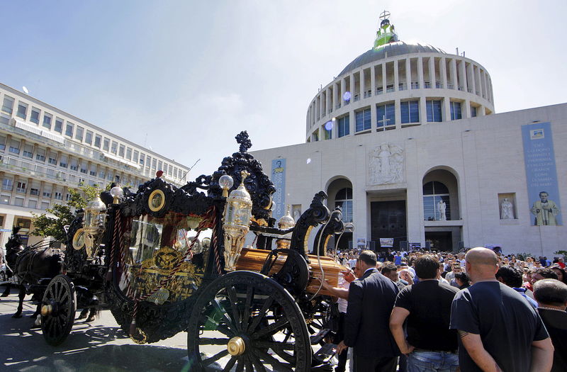 © Reuters. رأس عائلة اجرامية كبيرة في ايطاليا يحظى بجنازة الملوك