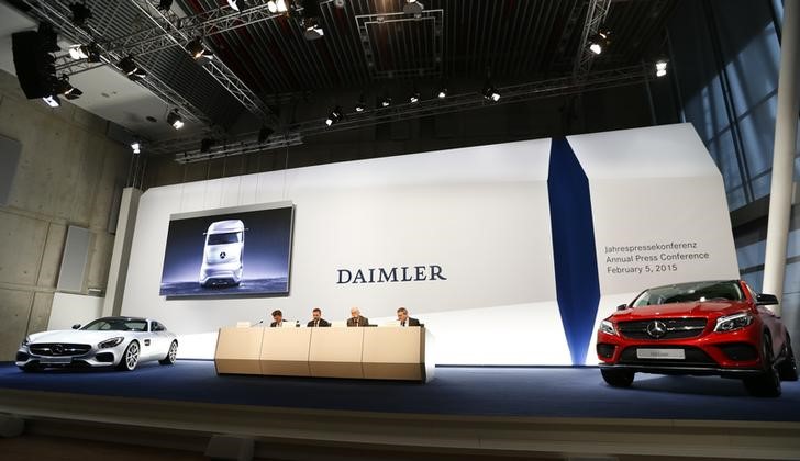 © Reuters. Daimler CEO Zetsche is flanked by two Mercedes sports cars at the annual news conference in Stuttgart