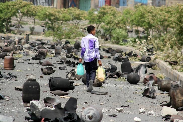 © Reuters. Menino andando em meio a destroços em Taiz, no Iêmen