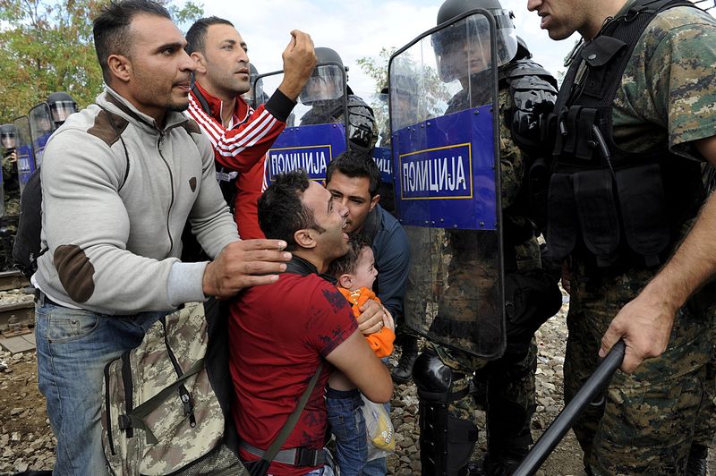 © Reuters. Imigrantes e policiais durante confronto na Macedônia, na fronteira com a Grécia