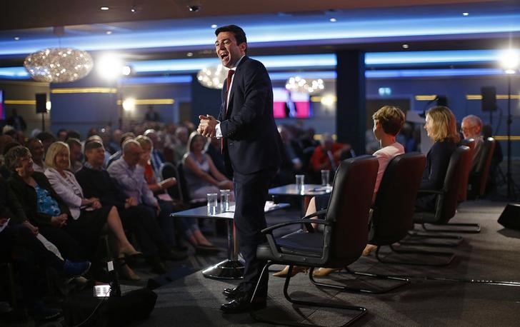 © Reuters.  Labour Party leadership candidate Andy Burnham speaks during a hustings event in Stevenage