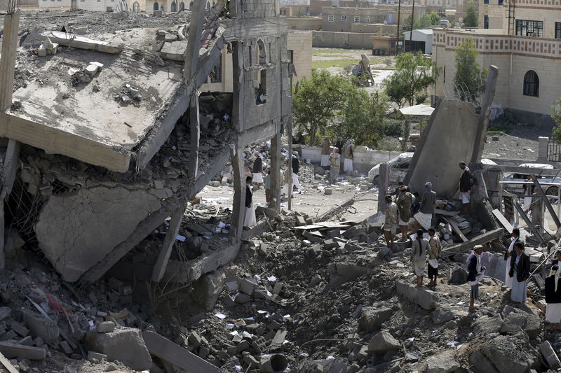 © Reuters. حوثيون: 43 قتيلا في غارات بقيادة السعودية على مدينة تعز اليمنية