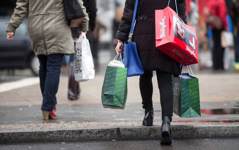 © Reuters. People carry bags outside a shopping mall on the last day of Christmas shopping in Berlin