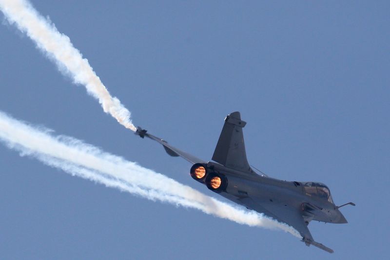 © Reuters. File photo of a Dassault Rafale fighter participating in a flying display during the 51st Paris Air Show