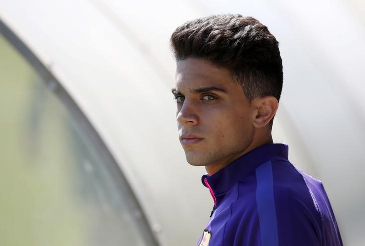 © Reuters. Defensor do Barcelona Marc Bartra durante treino na Espanha