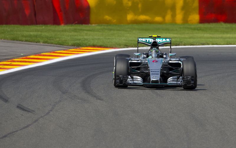 © Reuters. Rosberg, el más rápido en Bélgica pese a reventar un neumático  