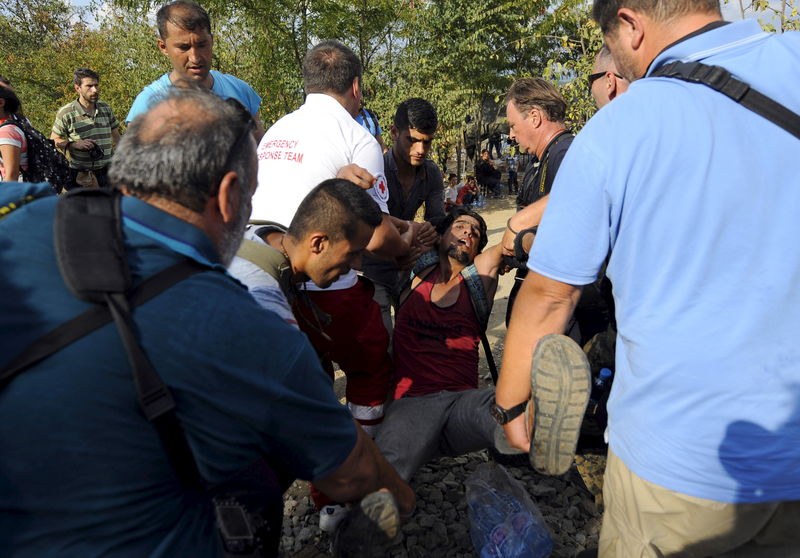 © Reuters. شاهد: تدافع على حدود مقدونيا مع محاولة مهاجرين ولاجئين دخول البلاد