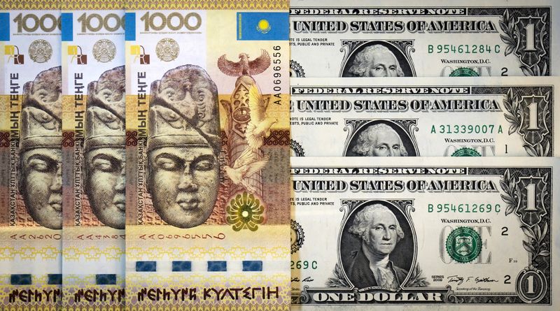 © Reuters. Купюры валюты доллар США и тенге в Алма-Ате