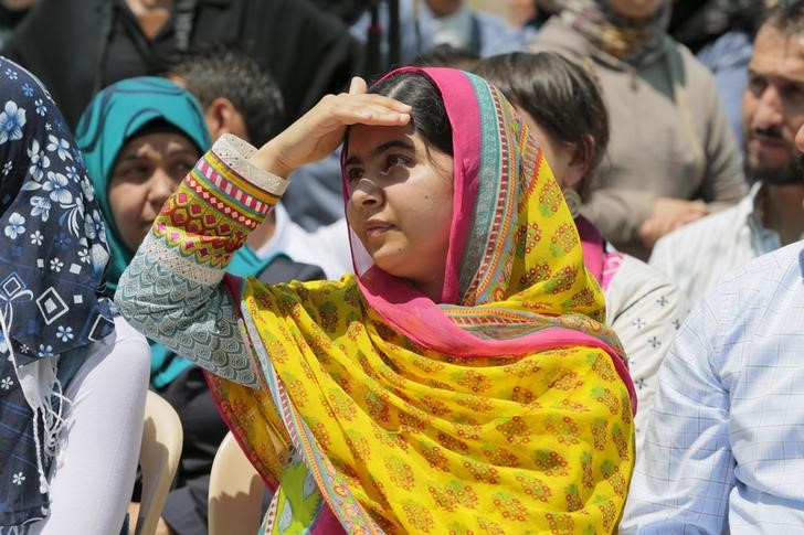 © Reuters. Vencedora do Prêmio Nobel Malala Yousafzai protege os olhos do sol durante visita a uma escola de garotas refugiadas da Síria no Vale do Bekaa, no Líbano