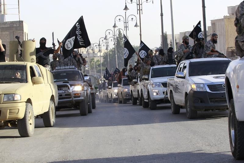 © Reuters. أمريكا والحلفاء ينفذون 33 ضربة جوية ضد الدولة الإسلامية في سوريا والعراق