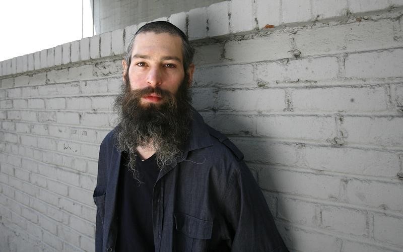 © Reuters. Cantor judeu de reggae Matisyahu posa para foto em Los Angeles