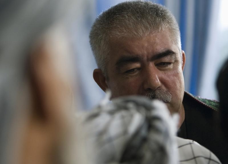 © Reuters. حراس نائب الرئيس الأفغاني يتصدون لكمين لطالبان ويقتلون أربعة