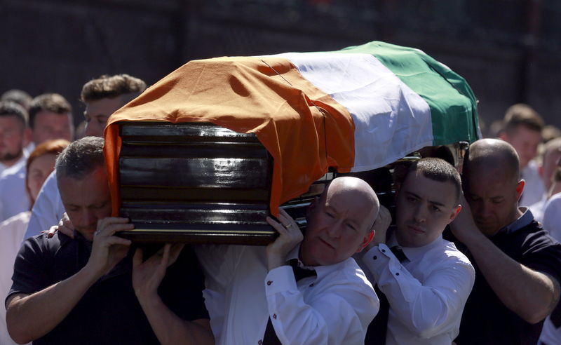 © Reuters. Pessoas carregam caixão do ex-membro do IRA Kevin McGuigan 