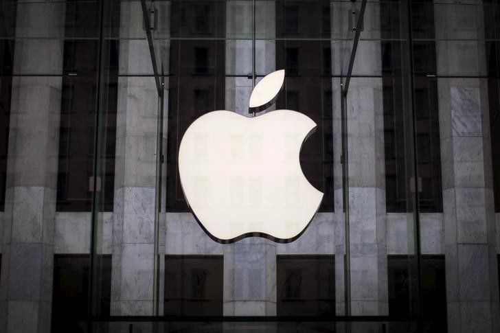 © Reuters. An Apple logo hangs above the entrance to the Apple store on 5th Avenue in the Manhattan borough of New York City