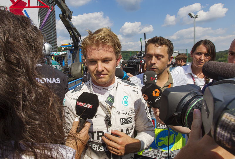 © Reuters. Nico Rosberg, da Mercedes, fala à imprensa após incidente com pneu na Bélgica