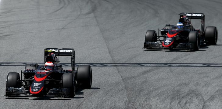 © Reuters. Pilotos da McLaren Button e Alonso no GP da Espanha