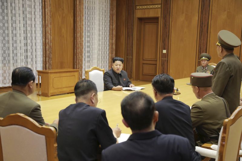 © Reuters. Líder da Coreia do Norte, Kim Jong Un (centro), durante reunião de emergência