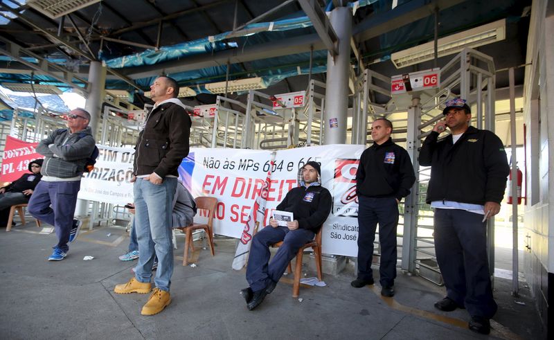 © Reuters. Funcionários bloqueiam a entrada de uma fábrica da General Motors