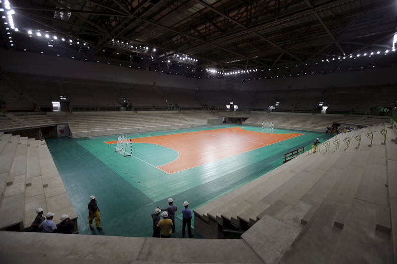 © Reuters. Quadra de handebol sendo construída para Jogos do Rio 