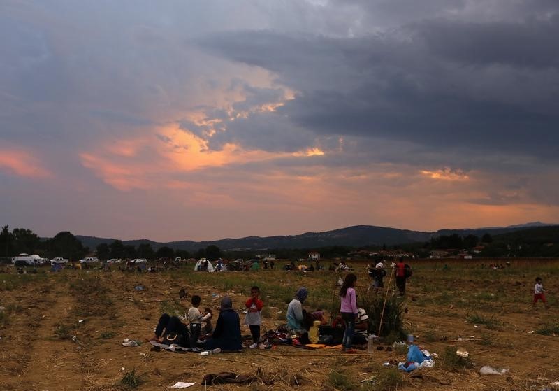 © Reuters. اليونان تنقل مهاجرين إلى برها الرئيسي وجموع تحتشد على الحدود