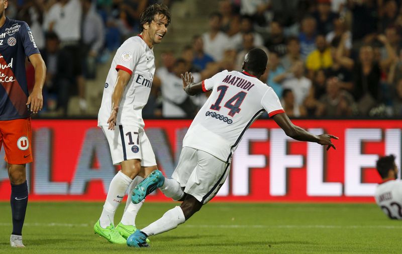 © Reuters. Blaise Matuidi (centro), do Paris St Germain, comemora gol contra o Montpellier