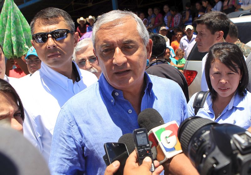 © Reuters. Presidente da Guatemala, Otto Perez Molina, fala a repórteres em Zacapa