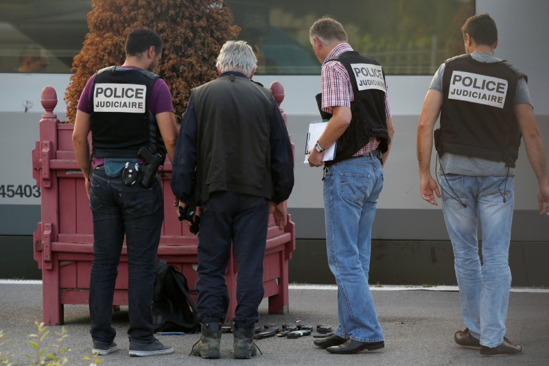 © Reuters. Tres personas heridas en un ataque de un hombre armado en un tren de Ámsterdam a París