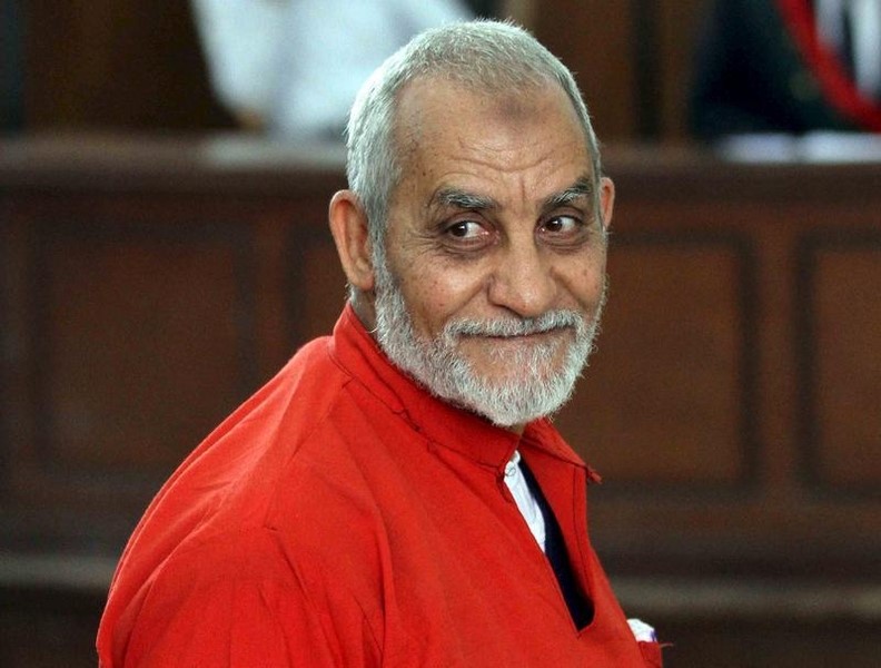 © Reuters. Mohamed Badie, top leader of Egypt's outlawed Muslim Brotherhood, talks during a trial hearing alleging his involvement in a 2013 attack on a Port Said police station, at a court in Cairo