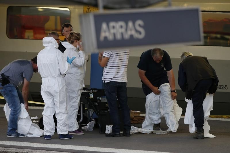 © Reuters. مصدر: الشرطة الفرنسية كانت تراقب مسلحا أطلق النار على قطار يوم الجمعة