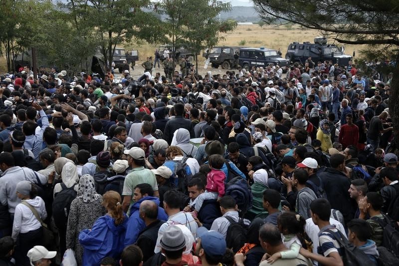 © Reuters. حشود اللاجئين تزداد على حدود مقدونيا مع اليونان