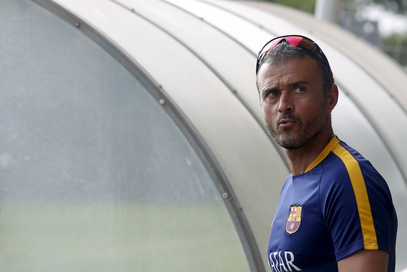 © Reuters. Barcelona's soccer coach Luis Enrique attends a training session at Joan Gamper training camp