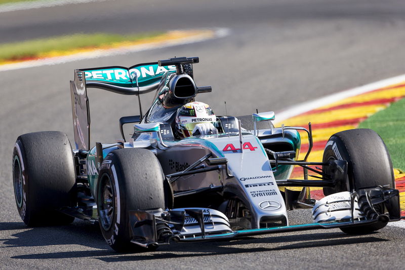 © Reuters. Hamilton da un golpe sobre la mesa en los entrenamientos en Spa