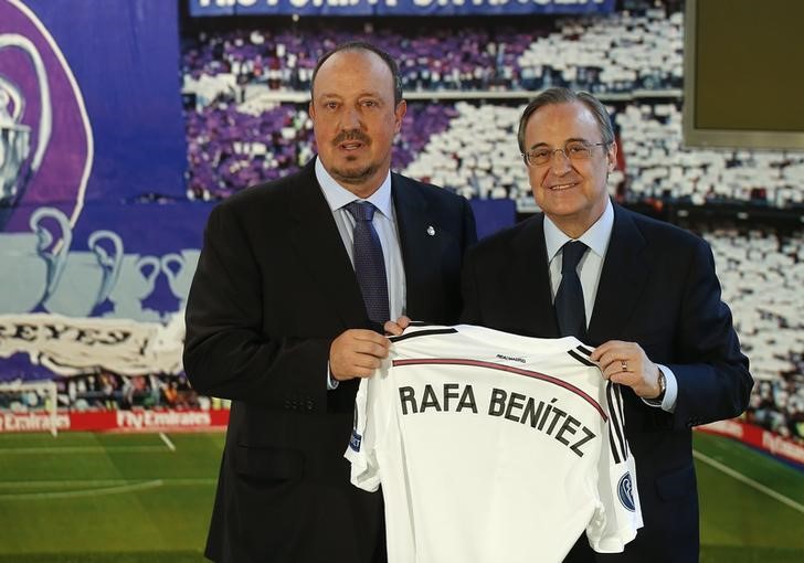 © Reuters. Real Madrid president Florentino Perez presents new coach Rafa Benitez at the Santiago Bernabeu stadium in Madrid