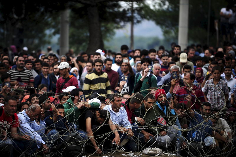 © Reuters. Los refugiados se acumulan en la frontera de Macedonia