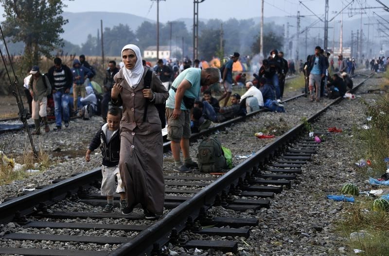 © Reuters. اللاجئون السوريون في أوضاع يرثى لها مع إغلاق أبواب أوروبا في وجوههم