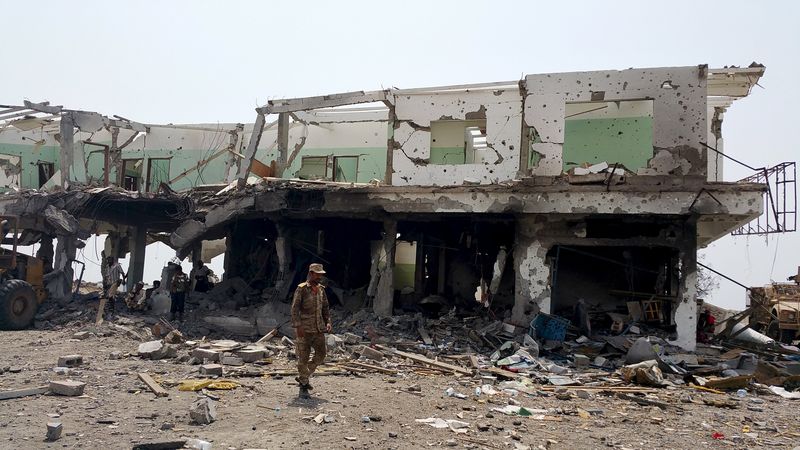 © Reuters. انفجارات أمام مبنى للمخابرات اليمنية في عدن دون خسائر بشرية