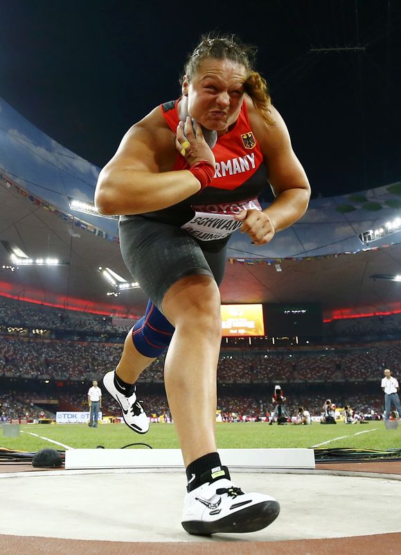 © Reuters. Schwanitz of Germany competes in women's shot put final during 15th IAAF World Championships in Beijing